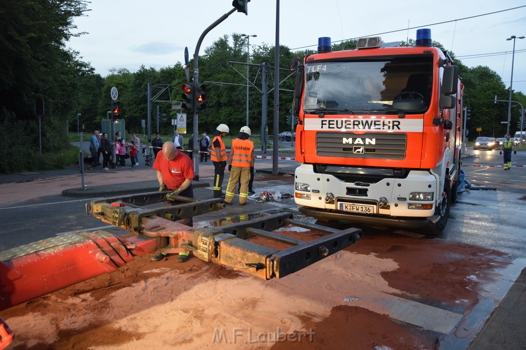 TLF 4 umgestuerzt Koeln Bocklemuend Ollenhauer Ring Militaerringstr P197.JPG - Miklos Laubert